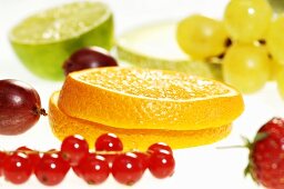 Orangenscheiben, verschiedene Beeren und Trauben