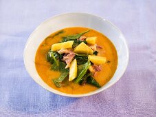 Currysuppe mit Ananas, Blattspinat und Schinken