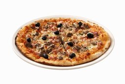 Pizza mit Schinken, Oliven und Champignons