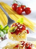 Spaghetti mit Tomatensauce auf einer Gabel