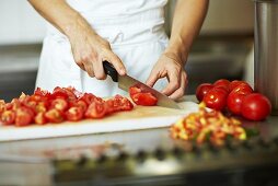 Koch schneidet Tomaten