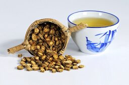 Saposhnikovia-Wurzel im Teesieb mit Teeschale