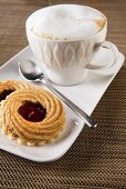 Cappuccino und Haselnussplätzchen mit Johannisbeermarmelade