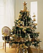 Weihnachtsbaum mit Goldschmuck, Gold band umwickelt