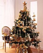 Weihnachtsbaum mit Goldschmuck, Gold band umwickelt