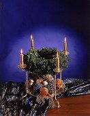 Adventskranz mit goldfarbenen Kerzen , ungeschmückt