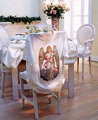T-Shirt mit Engelmotiv hängt über einem Stuhl, weihnachtlich, festlich