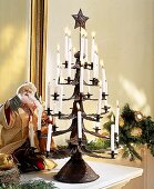 Kerzenhalter in Christbaumform, viele kleine, weiße Kerzen