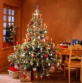 Bunt geschmückter Weihnachtsbaum 