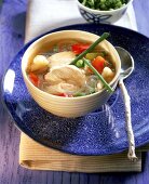 Chinasuppe, scharfe Hühnersuppe mit Glasnudeln in Suppenschale