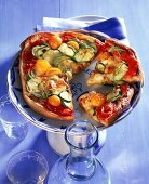 Fladenbrot-Pizza mit Tomaten, Zucchini und Zwiebeln