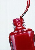 Flasche mit rotem Nagellack 