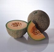 Eine ganze und eine aufgeschnittene Kantalupe-(Cantaloupe-)Melone