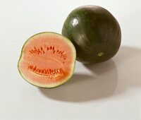 Eine ganze und eine halbe Wassermelone