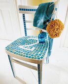 Stuhl beklebt mit Mosaiksteinen in Aquatönen
