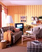 Gelb-rot gestreifter Raum mit Möbeln im Landhausstil