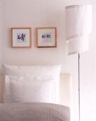 Chinesische Schriftzeichen als Wandschmuck über dem Bett