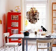 Küche: roter Kühlschrank mit Globus, Hängelampe aus den 70érn