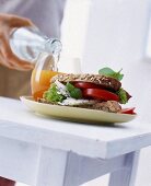 Käse Sandwich mit Salat + Tomaten Vollkornbrot, Möhren-Grapefruitsaft