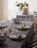 Elegante Tafel mit Organza-Tischtuch in Weiß, gelbe Rosen, Eierkerzen