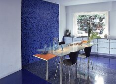 Essbereich mit Granitboden und blauer Mosaikwand