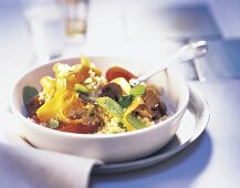 Gemüse-Couscous mit Joghurt-Dip (Champingions, Tomaten, Rauke)