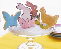 Bunte Kekse mit Hasen- und anderen Tiermotiven in einer Glasschale