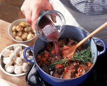 Rindfleisch,Speck u. Kraeuter werden angeschmort,Marinade hinzugefuegt.