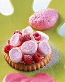 Himbeer-Törtchen mit rosa Marshmallows