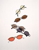 Fünf verschiedene Sonnenbrillen. 