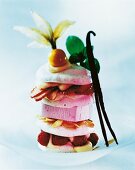 Turm aus Eis mit Erdbeerscheiben, Himbeeren und Mandelplättchen