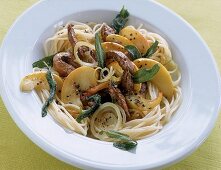 Spaghetti mit Kalbsleberstreifen, Apfelspalten, Zwiebeln u. Salbei