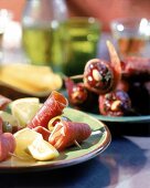 Spießchen mit Serrano-Schinken und Oliven
