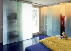 Schlafzimmer mit Glas-Schiebe elementen.
