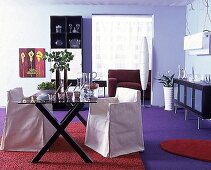 Essplatz m. violettem Teppich/Wänden Glastischplatte, weiße Stuhlhussen