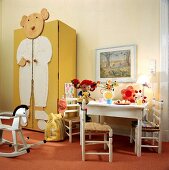 Kleiderschrank mit Bärendeko, Kinder tisch und Stühle