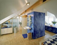 Badezimmer mit blauer Waschsäule mit feststehenden Glaselementen