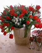 Blumenstrauß aus roten und weißen Tulpen