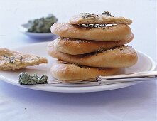 Kräuter-Fladenbrot Foccacia mit Basilikum-Knoblauch-Butter