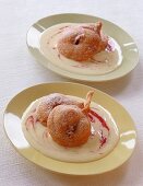 Apfel-Beignets auf Vanillecreme 