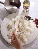 Reis für Sushi mit Essigmischung würzen - Sushi Step.: 2