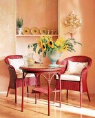 Tisch und Stühle im kräftigem Rot, Kerzenleuchter mit Zitronen
