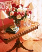 Englischer Kirschholztisch mit zwei Messingleuchten u. einem Rosenstrauß