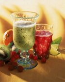 Kiwi-Minze-Saft vorn, Himbeer-Mango-Saft hinten