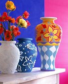 3 Tonvasen, bemalt mit phantasievollen Mustern und leuchtenden Farben