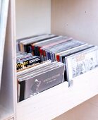 Holzschublade mit verschiedenen CD's 