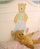 Teddybild auf weißem Holzbett,Teddybär auf dem Kopfkissen