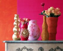 Fünf verschiedene Vasen, die von Hand verziert wurden, mit Anleitung