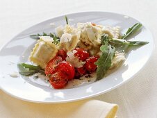Gemüseravioli mit Kirschtomaten, Rucola und Parmesan