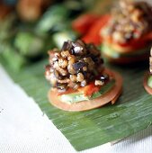 Auberginenkaviar auf Paprika und Zucchinischeiben.